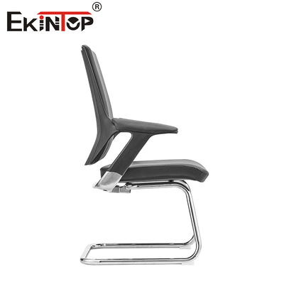 Silla de oficina de cuero negro con reposabrazos de estilo moderno y personalizable