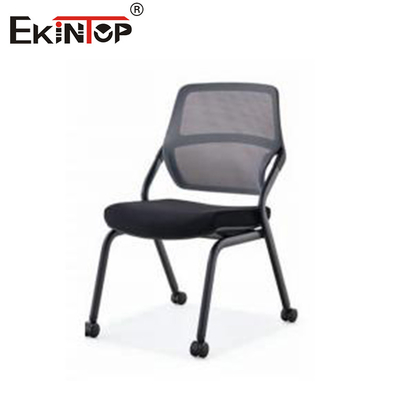 Silla de entrenamiento apilada de estilo moderno con ruedas y material de malla