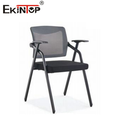 Silla de entrenamiento plegable en negro con material de malla estilo moderno