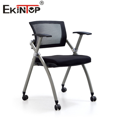 Silla de entrenamiento con reposabrazos plegables y material de malla para escuelas