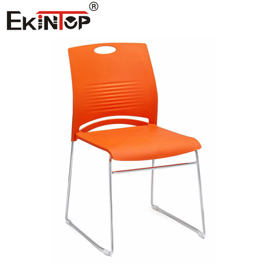 Silla de entrenamiento de material plástico con marco metálico en estilo moderno