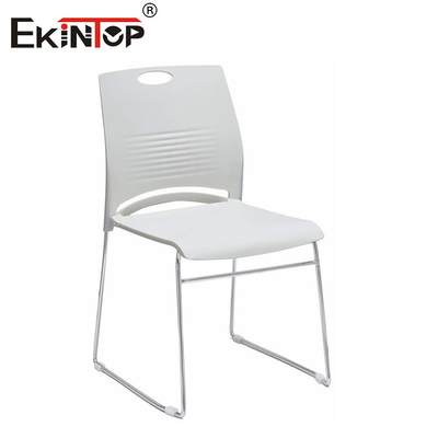 Silla de entrenamiento de material plástico con marco metálico en estilo moderno