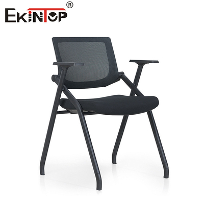 Silla de entrenamiento de malla negra con reposabrazos plegables en estilo moderno