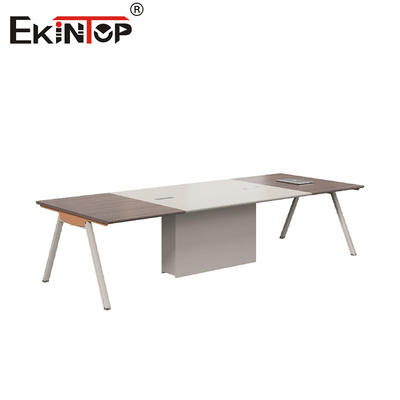 Mesa de conferencias de estilo moderno con patas de metal y material de madera