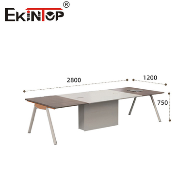 Mesa de conferencias de estilo moderno con patas de metal y material de madera