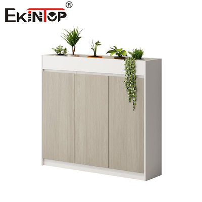 Cabinet móvil de tres puertas de madera sin mango