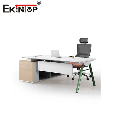 Escritorio ejecutivo con gabinete adjunto hecho de madera estilo moderno