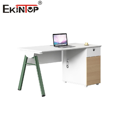 Estaciones de trabajo para empleados de estilo empresarial con tapas de madera y patas de metal