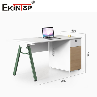 Estaciones de trabajo para empleados de estilo empresarial con tapas de madera y patas de metal