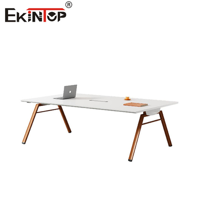 Mesa de conferencias de estilo minimalista moderno con piernas de metal y mesa de madera