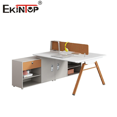 Estación de trabajo para empleados de madera de color naranja blanco con tabiques
