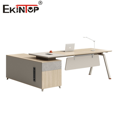 Escritorio ejecutivo de madera natural con gabinetes de almacenamiento Escritorio grande