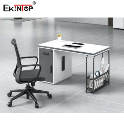 Escritorio del personal de oficina con la división de cristal desmontable para los muebles de oficinas