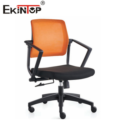 Silla de oficina con ruedas y reposabrazos ajustables