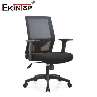 Silla de oficina de malla negra con ruedas giratorias y reposabrazos lumbar ajustable
