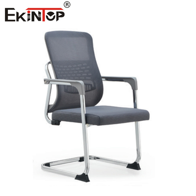Silla de oficina de malla de estilo minimalista moderno de espalda media gris con reposabrazos