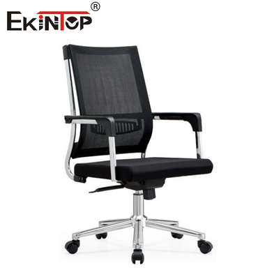 Silla de oficina de malla de estilo moderno negro con reposabrazos adecuada para oficinas