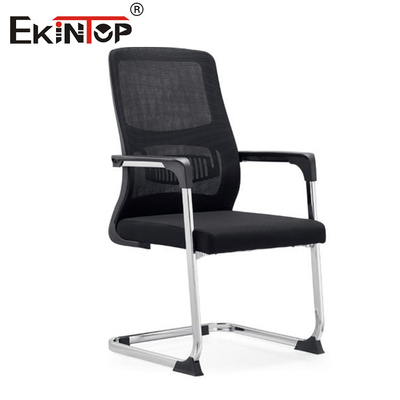 Silla de oficina ergonómica con tela de malla y reposabrazos estilo moderno