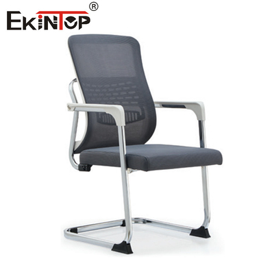 Silla de oficina ejecutiva con tejido de malla estilo moderno y reposabrazos