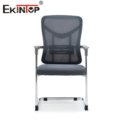 Silla de oficina de malla gris con reposabrazos y marco de metal estilo moderno