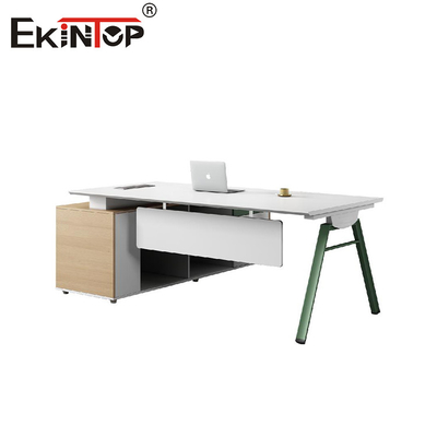Escritorio ejecutivo con gabinete adjunto hecho de madera estilo moderno